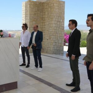 Tayanç Ayaydın Instagram - Bugün değerli oyuncu arkadaşlarımla beraber büyüklerimiz rahmetli Sayın Rauf Raif Denktaş ve Sayın Doktor Fazıl Küçük’ün anıt mezarlarında bayram ziyareti yaptık. Işıklar içerisinde uyusunlar. 🙏🏼 Sevgi ve özlemle… 🕊 @ahmtkural @serkancayoglu @devrimsaltoglu #raufdenktaş #fazılküçük