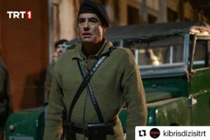 Tayanç Ayaydın Instagram - #Repost @kibrisdizisitrt 
・・・
Yapımını TMC Film’in, yapımcılığını Erol Avcı’nın üstlendiği, başrollerinde Ahmet Kural, Serkan Çayoğlu, Pelin Karahan, Tayanç Ayaydın, Gülper Özdemir ve Devrim Saltoğlu’nun yer aldığı iddialı yapım “Bir Zamanlar Kıbrıs” TRT1 ekranlarından izleyiciyle buluşmaya hazırlanıyor. Dizide, Kıbrıs Rumlarının EOKA isimli örgütünün lideri Nikos Samson’ı başarılı oyuncu Tayanç Ayaydın canlandırıyor.

“ROLÜ KABUL ETMEK İLE İLGİLİ ÇOK TEREDDÜT YAŞADIM!”
Bir Zamanlar Kıbrıs, tarihi gerçekler çerçevesinde, Kıbrıs Türklerinin varoluş mücadelesini 1963 yılı itibarı ile ekrana taşıyacak.

Kıbrıs Türklerinin gördüğü büyük zulmün sorumlularından olan Samson’a hayat veren Tayanç Ayaydın rolünü kabul etme sürecini ilk kez anlattı;“Dönemin Rum kesiminin Cumhurbaşkanlığı’na kadar çıkacak olan, Makaryos'u bile deviren bir Yunan Rum komutanı Nikos Samson. Herkesin bildiği üzere tarihte var olmuş, savaş suçlusu olarak bile yargılanmamış, hakikaten çok karanlık bir tarafta var olmuş biri. Başta bu rolü kabul etmek ile ilgili çok tereddüt yaşadım ama en sonunda oynama kararı aldım. Sonuçta zaten birinin canlandırması gerekiyordu, bu hikayenin anlatılması adına. Benim için büyük bir sorumluluk, hayatımda ilk defa empati kurmamın çok çok zor olduğu bir karaktere hayat vereceğim. Süreçte ben de bu sorumluluğun altından nasıl kalkacağımı merak ediyorum.”dedi.

Yitirilen hayatlar, paramparça olan aşklar ve varoluş mücadelesi…
#BirZamanlarKıbrıs yakında @trt1’de.
@tayancayaydin