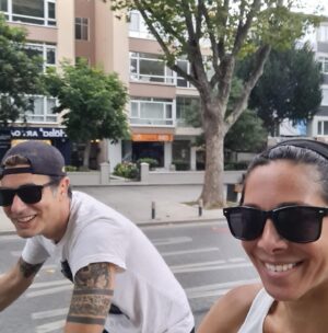 Tayanç Ayaydın Instagram - Hayatımın aşkıyla bisiklet turu🤩 ama karşıma set çıktıysa dayanamam🫠🤪😂 Cycling with the love of my life…but I can’t resist a set when I see it 🤩 #love #cinama #fun #cycling