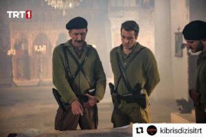 Tayanç Ayaydın Instagram - #Repost @kibrisdizisitrt 
・・・
Yapımını TMC Film’in, yapımcılığını Erol Avcı’nın üstlendiği, başrollerinde Ahmet Kural, Serkan Çayoğlu, Pelin Karahan, Tayanç Ayaydın, Gülper Özdemir ve Devrim Saltoğlu’nun yer aldığı iddialı yapım “Bir Zamanlar Kıbrıs” TRT1 ekranlarından izleyiciyle buluşmaya hazırlanıyor. Dizide, Kıbrıs Rumlarının EOKA isimli örgütünün lideri Nikos Samson’ı başarılı oyuncu Tayanç Ayaydın canlandırıyor.

“ROLÜ KABUL ETMEK İLE İLGİLİ ÇOK TEREDDÜT YAŞADIM!”
Bir Zamanlar Kıbrıs, tarihi gerçekler çerçevesinde, Kıbrıs Türklerinin varoluş mücadelesini 1963 yılı itibarı ile ekrana taşıyacak.

Kıbrıs Türklerinin gördüğü büyük zulmün sorumlularından olan Samson’a hayat veren Tayanç Ayaydın rolünü kabul etme sürecini ilk kez anlattı;“Dönemin Rum kesiminin Cumhurbaşkanlığı’na kadar çıkacak olan, Makaryos'u bile deviren bir Yunan Rum komutanı Nikos Samson. Herkesin bildiği üzere tarihte var olmuş, savaş suçlusu olarak bile yargılanmamış, hakikaten çok karanlık bir tarafta var olmuş biri. Başta bu rolü kabul etmek ile ilgili çok tereddüt yaşadım ama en sonunda oynama kararı aldım. Sonuçta zaten birinin canlandırması gerekiyordu, bu hikayenin anlatılması adına. Benim için büyük bir sorumluluk, hayatımda ilk defa empati kurmamın çok çok zor olduğu bir karaktere hayat vereceğim. Süreçte ben de bu sorumluluğun altından nasıl kalkacağımı merak ediyorum.”dedi.

Yitirilen hayatlar, paramparça olan aşklar ve varoluş mücadelesi…
#BirZamanlarKıbrıs yakında @trt1’de.
@tayancayaydin