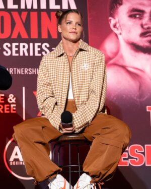 Taylah Robertson Instagram - I will be headlining my third card in my career and as you can see I can't wipe the smile off my face ☺️ #andnew #worldchamp @7sportau @premierboxingau #mainevent
📸 @through_the_ropes