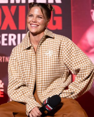 Taylah Robertson Instagram - I will be headlining my third card in my career and as you can see I can't wipe the smile off my face ☺️ #andnew #worldchamp @7sportau @premierboxingau #mainevent
📸 @through_the_ropes