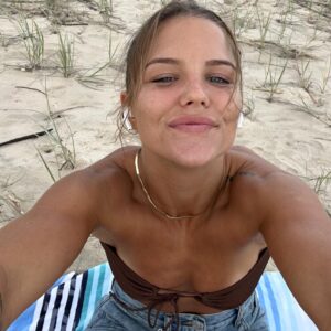 Taylah Robertson Instagram - I never upload a selfie, so here take 2 💁‍♀️ #4daystogo