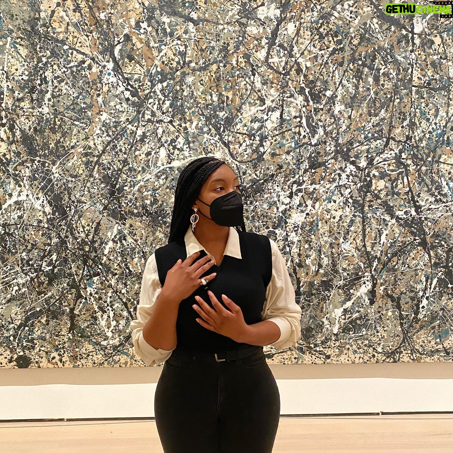 Taylor Mosby - 4.7K Likes - night at the museum🎐