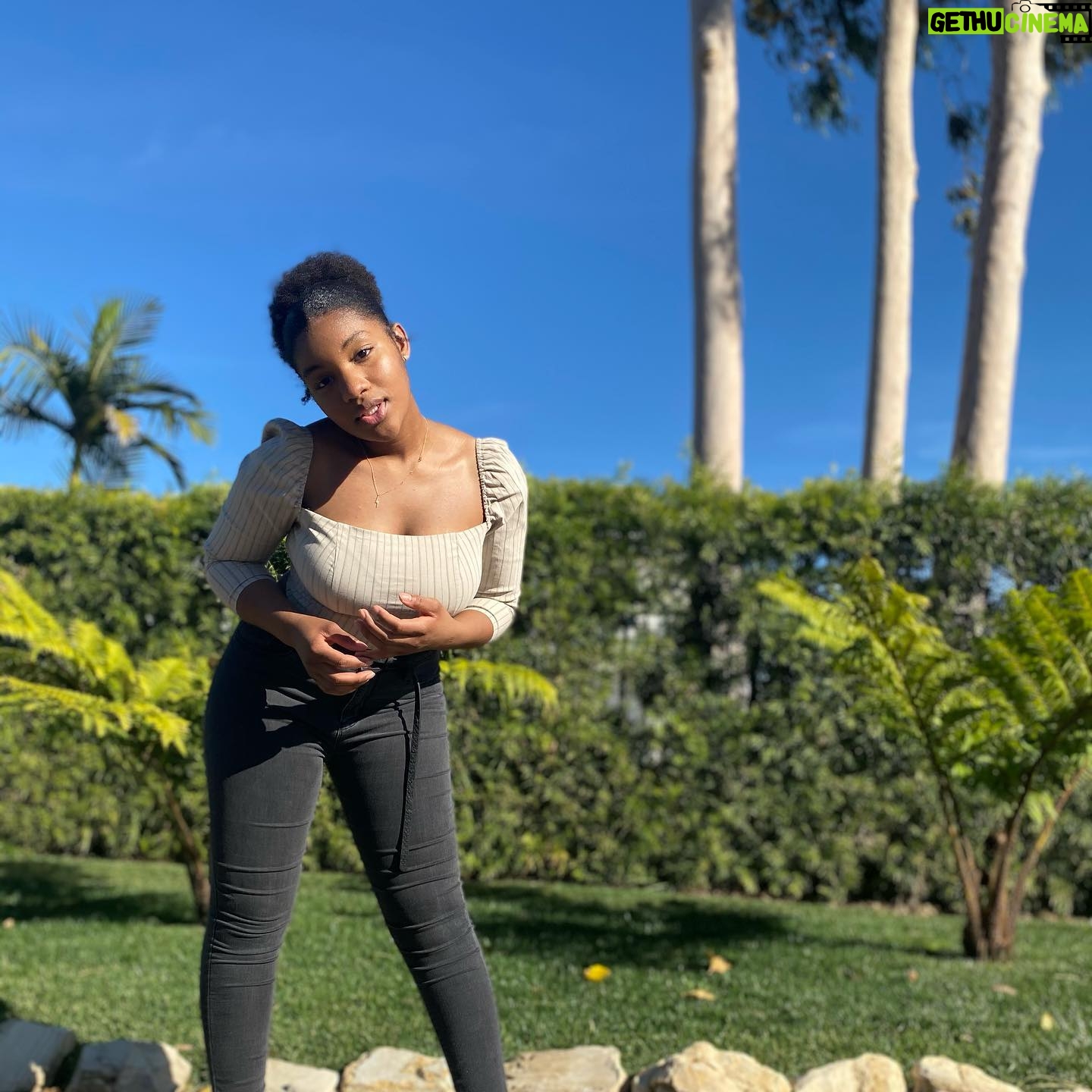 Taylor Mosby - 5.5K Likes - good day in my miiiind🌱