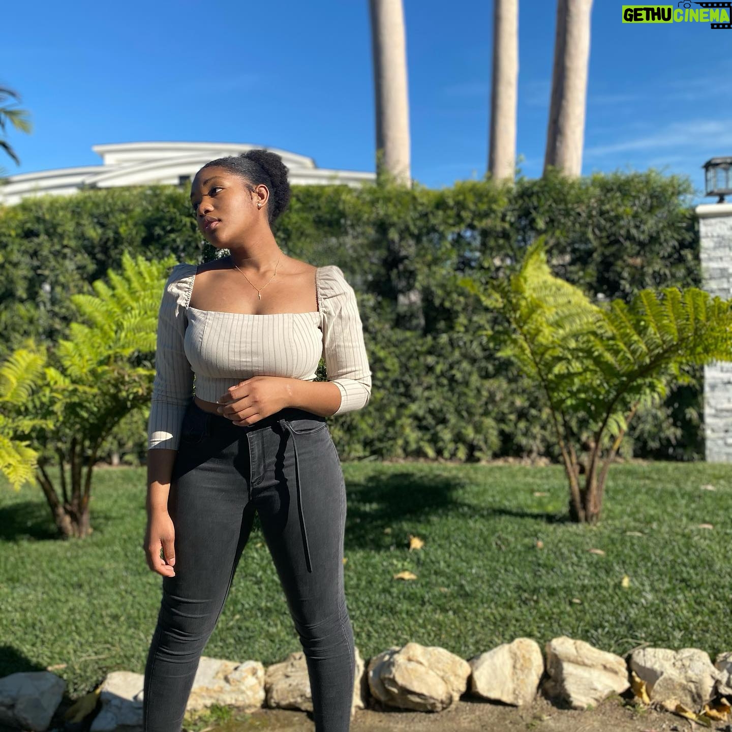 Taylor Mosby - 5.5K Likes - good day in my miiiind🌱
