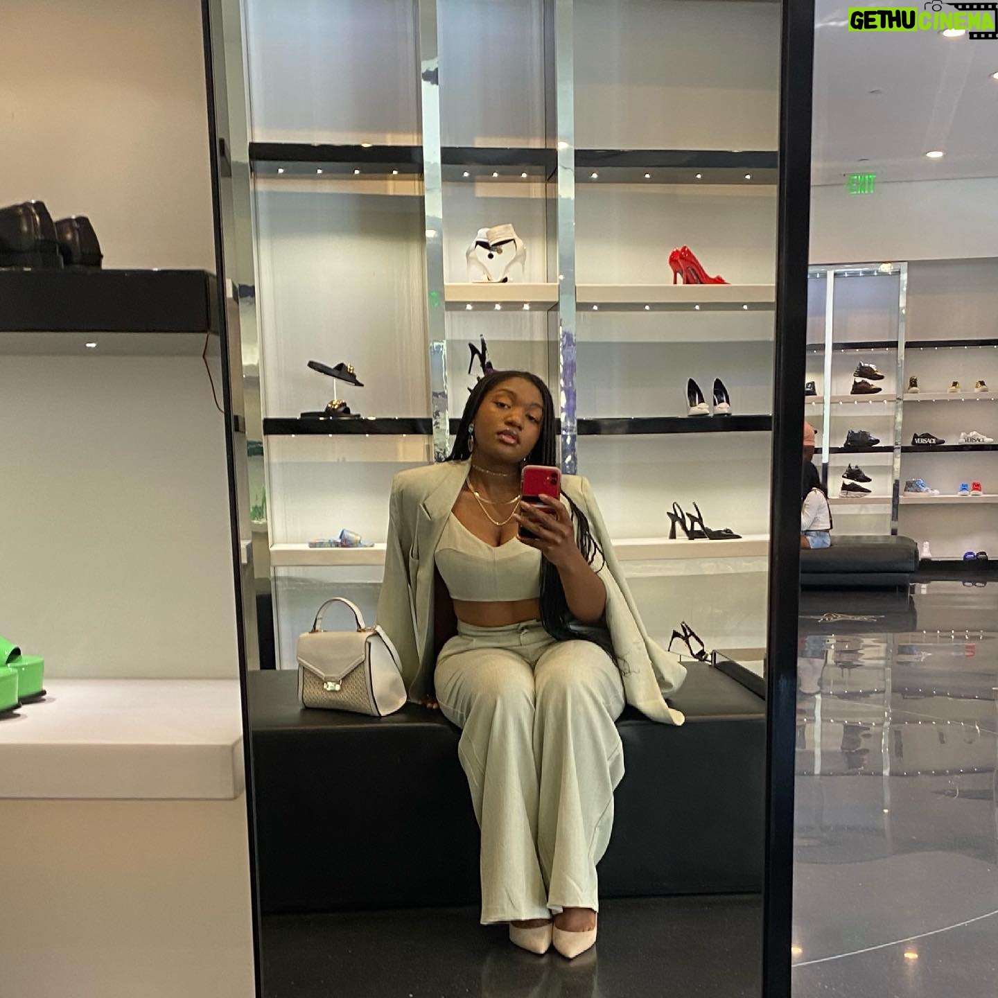 Taylor Mosby - 4.3K Likes - little overdressed for shoe shopping