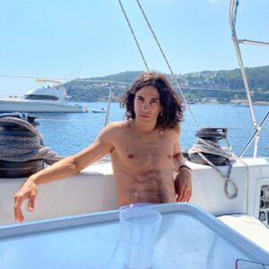 Tedua Instagram - E dopo il mare i tuoi capelli sono crespi e le labbra salate come il prosciutto... per te son cotto per te son crudo!