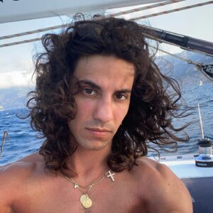 Tedua Instagram - E dopo il mare i tuoi capelli sono crespi e le labbra salate come il prosciutto... per te son cotto per te son crudo!