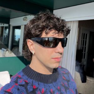Tedua Instagram - Ci risiamo ho fatto male i conti, la deluxe Paradiso non uscirà entro il mio compleanno 🤦🏻‍♂️ Vi garantisco però che ci saranno canzoni incredibili e che non manca tanto☁️. Nel mentre ho lasciato un po’ di feat in giro..

Non so mai quando sia il caso di, dirti di no, dirti di sì!
Non potrai saper tutto di me, non in un club, non in un dì.. La parola varca la soglia del labbro / esce come all’alba chi monta il mercato. 🌈