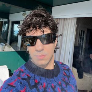 Tedua Instagram - Ci risiamo ho fatto male i conti, la deluxe Paradiso non uscirà entro il mio compleanno 🤦🏻‍♂️ Vi garantisco però che ci saranno canzoni incredibili e che non manca tanto☁️. Nel mentre ho lasciato un po’ di feat in giro..

Non so mai quando sia il caso di, dirti di no, dirti di sì!
Non potrai saper tutto di me, non in un club, non in un dì.. La parola varca la soglia del labbro / esce come all’alba chi monta il mercato. 🌈