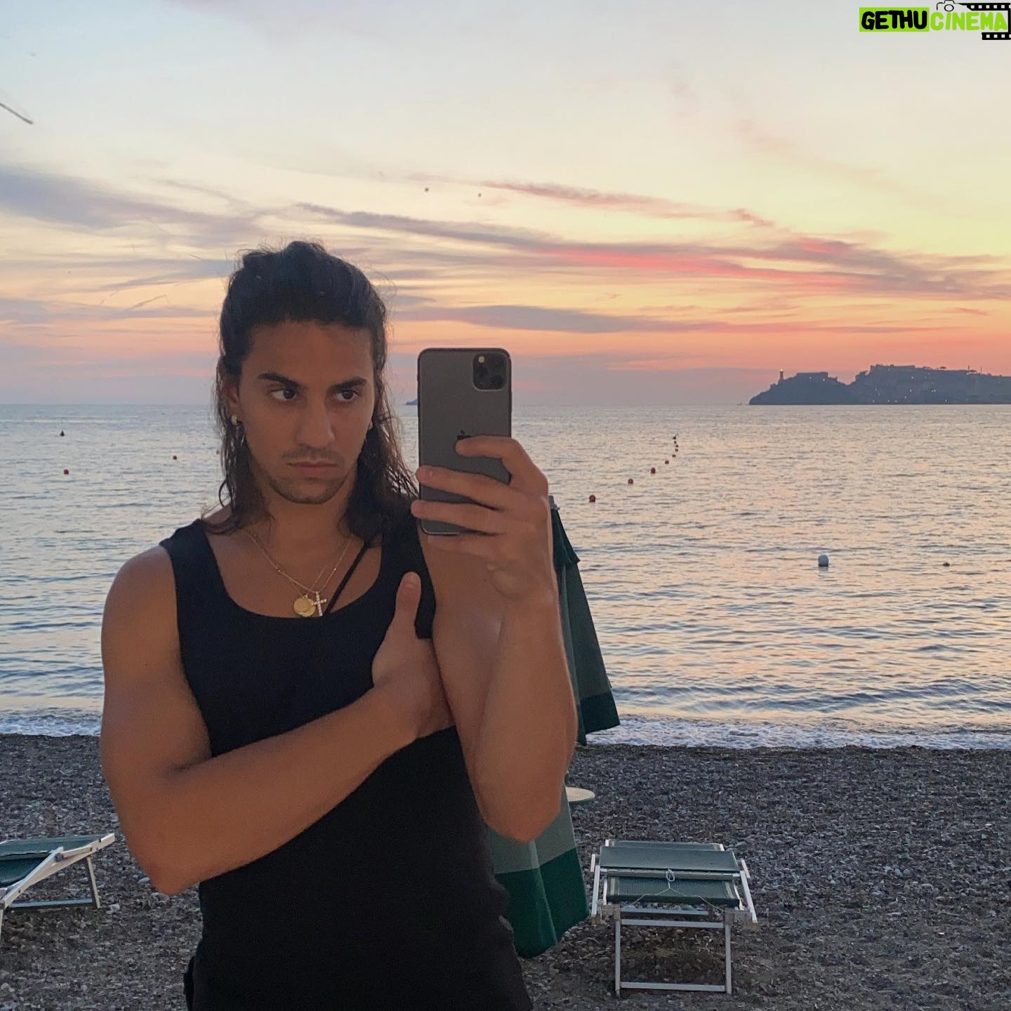 Tedua - 258.3K Likes - Il vostro supporto equivale al primo sorso, il primo morso, dopo un lungo percorso… Mi rifocillerò alla taverna dei poeti.