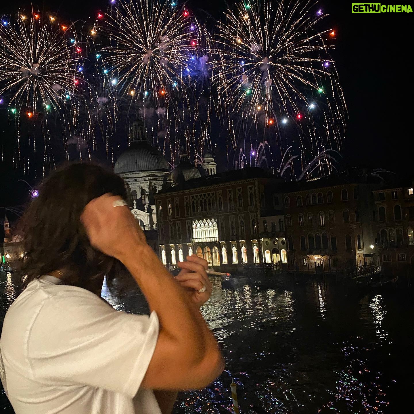 Tedua - 258.3K Likes - Il vostro supporto equivale al primo sorso, il primo morso, dopo un lungo percorso… Mi rifocillerò alla taverna dei poeti.