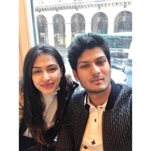 Teena Vellara Instagram - Taking selfies at the Louvre because wtf everything was in French 😂 #smolderingnihal #takeiteasynini