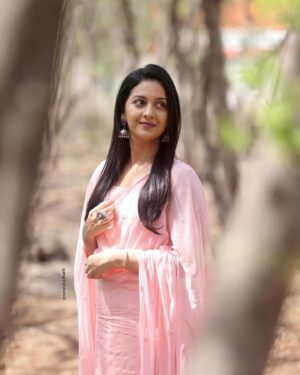 Tejashree Pradhan Instagram - 🌸🌸🌸

Thank you @saneshashank 📸 for letting me be in my favourite zone🌸

@manasi_rane_96 thank you for ur styling .. u know what fits me best (yeah it’s my favourite colour) 🌸

@abolithattemuaofficial thank you for making me look like Aboli🤪 by wonderful make up and hair style 🌸

@style_by_apurva u were being sooo supportive 🌸 and those jhumkasss 🫣 (my love for jhumkas is never ending)