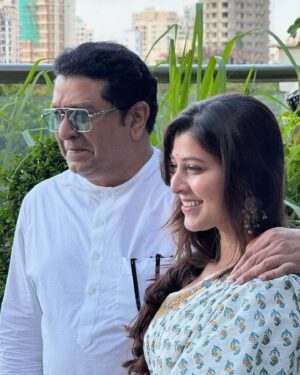 Tejaswini Pandit Instagram - प्रिय राजसाहेब

हेवा वाटतो तुमचा, तुमच्या मराठी आणि महाराष्ट्रवरच्या प्रेमाचा.
इतका निस्वार्थी भावना असणारा, आणि इतरांसाठी जगणारा माणूस क्वचितच सापडतो आता ! 
साहेब तुमच्या राजकारणाविषयी , तुम्ही घेतलेल्या भूमिकेंविषयी लोकांचं काय म्हणणं आहे याच्याशी मला काही घेणंदेण पण नाही , 
किंबहुना “तुम्हाला जाणलेल्या” कुठल्याच व्यक्तीच्या मनातलं तुमच्याविषयीचं  प्रेम त्यामुळे तसूभरही कमी होऊ शकत नाही, हेच तुम्ही कमावलं आहे. 
तुम्ही तुमच्या ध्यासाच्या आणि स्वप्नाच्या दिशेने चालत रहा ! 
आमचा तुम्हाला आणि तुमच्या विचारांना बिनशर्त पाठिंबा आहे 🙏🏼

मनासारखा राजा आणि राजासारखं मन ! 
हसत रहा साहेब 🩷
वाढदिवसाच्या हार्दिक शुभेच्छा !

#rajsahebthackeray #vadhdivsachya_hardik_subhechha