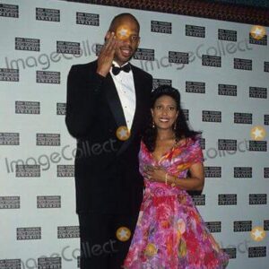 Telma Hopkins Instagram - Well here's a TBT picture my niece found! I know not how...#thereeltee#kareemabduljabbar
# man he's tall!