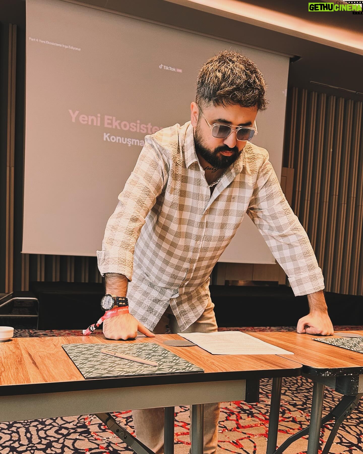 Temmuz Karikutal - 3 Likes - #TikTokLIVE ekibinin düzenlediği konferansa, konuşmacı olarak katılıp kısa sürede TikTok Partneri olarak elde ettiğimiz başarılar hakkında konuşmak farklı bir deneyimdi... Teşekkürler @tiktokturkiye
