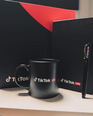 Temmuz Karikutal Instagram - #TikTokLIVE ekibinin düzenlediği konferansa, konuşmacı olarak katılıp kısa sürede TikTok Partneri olarak elde ettiğimiz başarılar hakkında konuşmak farklı bir deneyimdi... Teşekkürler @tiktokturkiye