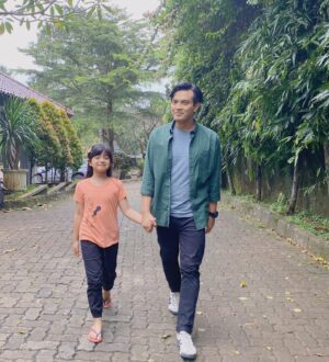 Temmy Rahadi Instagram - Yuda nya lg pusing mikirin Kayla atau Syifa 😁.
Jadi mendingan jalan2 aja sama Alea 😊.
.
.
.
Nonton terus ya Suara Hati Istri The Series nya setiap hari jam 17.30 wib di @indosiar