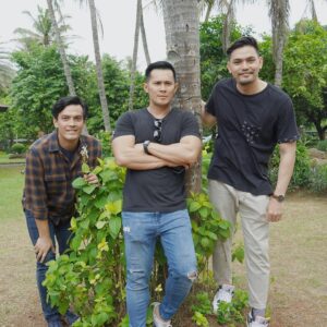 Temmy Rahadi Instagram - Cerita masa lalu.
Ngegosip.
Ngomongin keluarga kita masing2.
Selalu menyenangkan ngobrol sama mereka 😁.
Enaknya kpn ya video kolaborasi sama mereka di upload?? 😊🤠.
.
.
.
📸: @ikramuhlis 
#oldfriend #bestfriends #like4like #bestoftheday #picoftheday #friendsforever #vsco