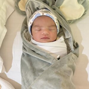 Temmy Rahadi Instagram - Alhamdulillah.
Atas izin Allah telah lahir putri kami
Aruna Amaira Rahadi.
Hari ini 4 juni 2021 jam 03.47 wib.
Melalui proses persalinan normal.
Berat 3,29 kg.
Tinggi 49,3 cm.
Kami yang berbahagia.
Temmy & Ira.