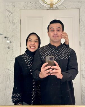 Temmy Rahadi Instagram - Selfie sama mamanya anak2 ❤️

👗👔: @madeira_id