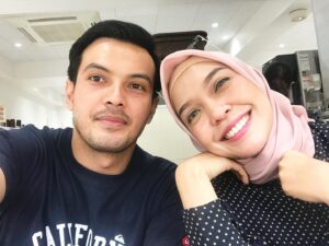 Temmy Rahadi Instagram - Istri ❤️❤️❤️.
.
.
.
.
.
*kode ketika suami ada maunya 😁😀🕺🏻.
.
.
#husbandandwife #love #suamiistri #family #like4like