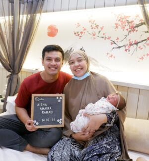 Temmy Rahadi Instagram - Muka bantal krn gantian begadang jagain Aisha, tp begitu diminta photo langsung senyum bahagia ❤️.

#latepost #happy #family #love