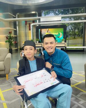 Temmy Rahadi Instagram - Lelaki disebelah kanan saya ini namanya @naja_hudia .
Usianya 13 thn, Naja ini divonis menderita lumpuh otak atau cerebral palsy.

Tapi Naja sangat istimewa, krn dengan segala keterbatasannya Naja mampu menghapal 30 Juz Alquran beserta artinya dan juga 1000 Hadits.

Bisa ngobrol dan dengar cerita perjalanan Naja dari mamanya diprogram @menjemputberkah_net , jadi kesempatan yg berharga buat saya.
Krn dari ceritanya mengajarkan saya bahwa tidak ada yg tidak mungkin jika Allah sudah berkehendak.
.
.
.
📸: @alifrivelinoo