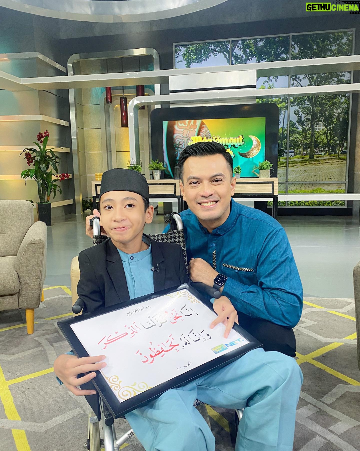 Temmy Rahadi - 14.5K Likes - Lelaki disebelah kanan saya ini namanya @naja_hudia .
Usianya 13 thn, Naja ini divonis menderita lumpuh otak atau cerebral palsy.
Tapi Naja sangat istimewa, krn dengan segala keterbatasannya Naja mampu menghapal 30 Juz Alquran beserta artinya dan juga 1000 Hadits.
Bisa ngobrol dan dengar cerita perjalanan Naja dari mamanya diprogram @menjemputberkah_net , jadi kesempatan yg berharga buat saya.
Krn dari ceritanya mengajarkan saya bahwa tidak ada yg tidak mungkin jika Allah sudah berkehendak.
.
.
.
šø: @alifrivelinoo