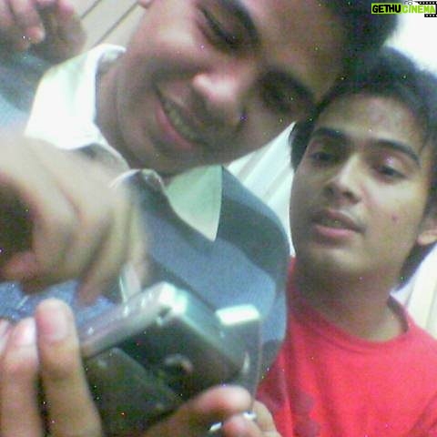 Temmy Rahadi - 12.4K Likes - Dikirimin photo ini sama bro @edopops .
.
Ini zaman dimana setiap malam minggu wajib ada kegiatan šāļø.
.
Btw ada yg tau kira2 apa yg lg diliat saya dan bro @abbe.rahman di hp? ššŗš».