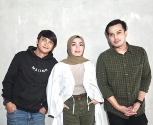 Temmy Rahadi Instagram - Dulu ketemu bertiga urusannya bekerja.
Dulu ketemu bertiga urusannya berkarya.
Skrg ketemu bertiga urusannya ya becanda 😃.
.
.
.
📸: @ikramuhlis 
#oldfriends #friends #reunion #like4like #picoftheday #nostalgia