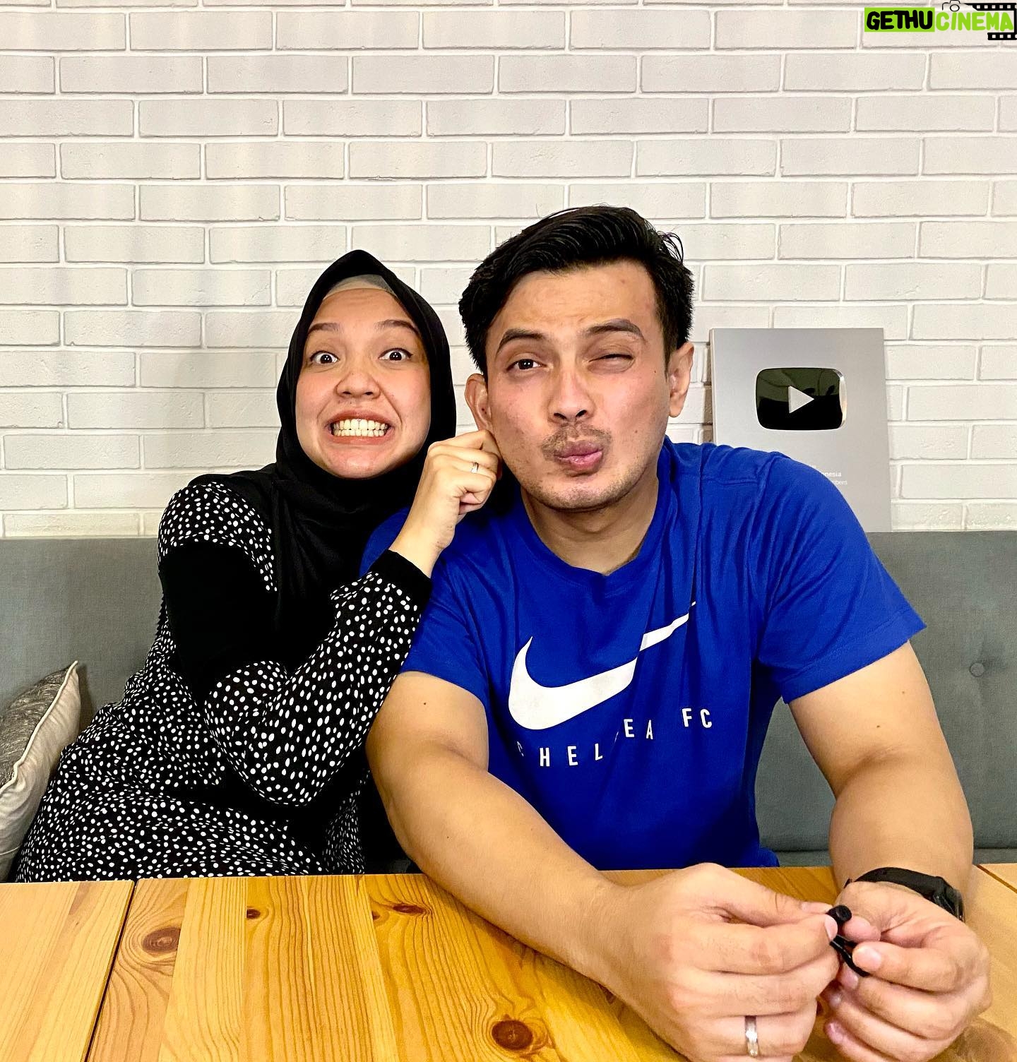 Temmy Rahadi - 19.9K Likes - Shooting vlog perdana bareng istri aja udah dijewer kan, kira2 knp hayo???
Enaknya tayangin hari apa yaa? šā¤ļø
.
šø: @ikramuhlis
.
.
.
#husbandandwife #love #family #couple