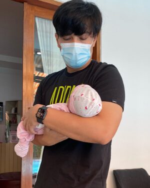 Temmy Rahadi Instagram - Nganterin baby Aruna dulu ke dokter.
Soalnya minggu depan Insha Allah mulai shooting season 2 nya 😁✌️( buat yg ngerti aja 😊 ).
.
.
. 
📸: mamanya Aruna @irawahyuni26 
#father #fatherdaughter