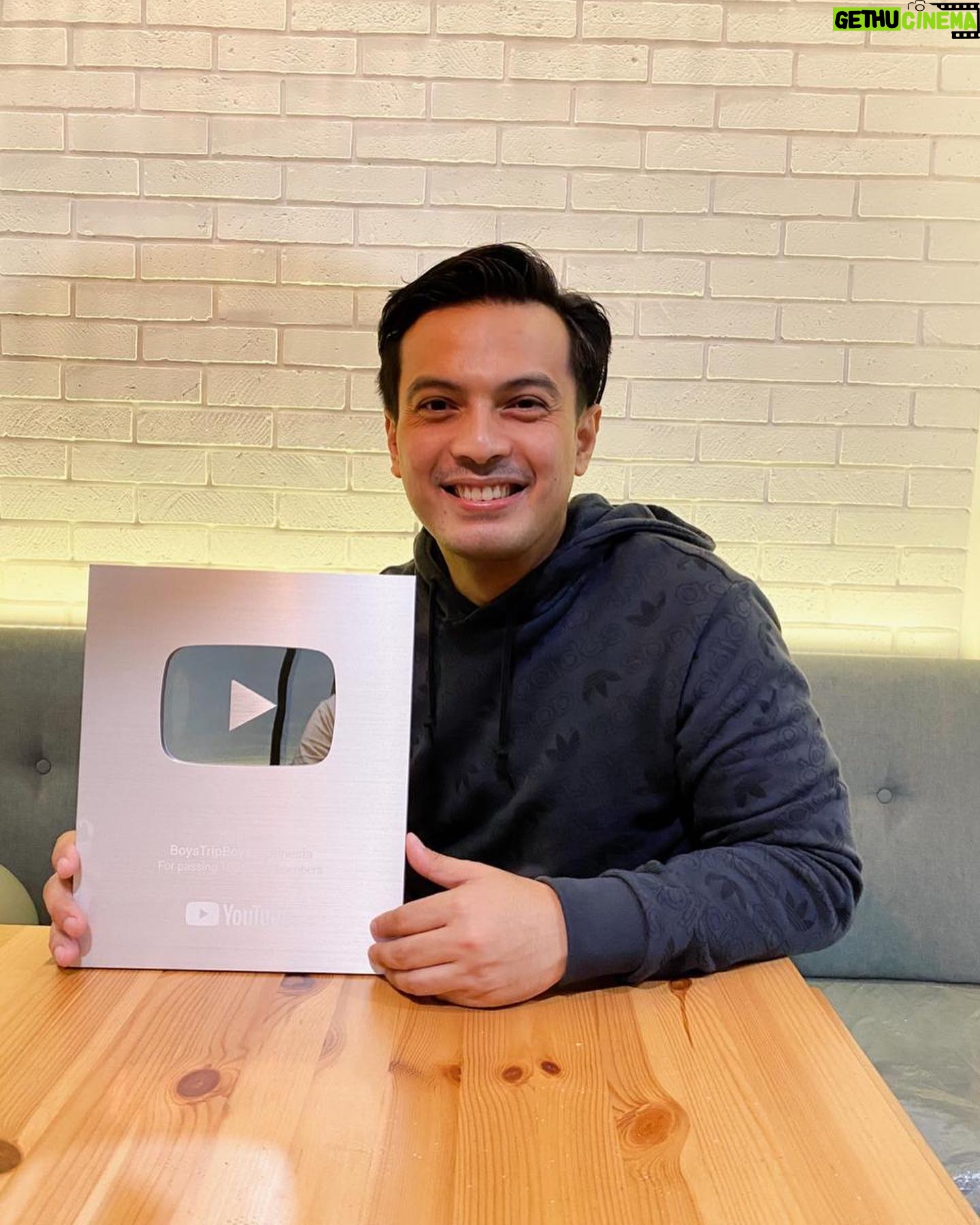 Temmy Rahadi - 18.9K Likes - Enaknya bikin content apa yaa buat ngerayainnya??? ššš.
Coba kasih idenya dong gaess..
Cc: @boystripboys @kangjalu @hey_denny @ikramuhlis .
.
.
.
šø: bebeb ā¤ļø
#like4like #picoftheday #youtuber #boystripboysindonesia #silverplaybutton