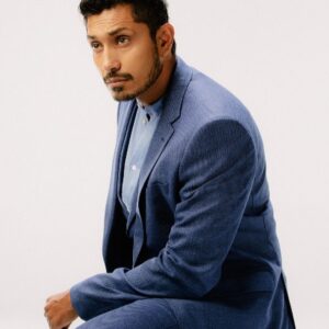 Tenoch Huerta Mejía Instagram - "Me tendrías que haber visto con flotis en la alberca". El actor mexicano @tenochhuerta da vida a Namor, el mítico atlante de los comics en #BlackPanther #WakandaForever transformado ahora en rey de una cultura mesoamericana-futurista maya. En el link de la Bio hablamos con él sobre representación, sobre discursos colgando de un cable y sobre cómo es posible que no supiera nadar cuando aceptó el papel.

🖊️ @rafaelgalan
📷 @yanayatsuk