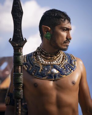 Tenoch Huerta Mejía Instagram - "Me tendrías que haber visto con flotis en la alberca". El actor mexicano @tenochhuerta da vida a Namor, el mítico atlante de los comics en #BlackPanther #WakandaForever transformado ahora en rey de una cultura mesoamericana-futurista maya. En el link de la Bio hablamos con él sobre representación, sobre discursos colgando de un cable y sobre cómo es posible que no supiera nadar cuando aceptó el papel.

🖊️ @rafaelgalan
📷 @yanayatsuk