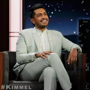 Tenoch Huerta Mejía Instagram - Had the best time with @jimmykimmel #Kimmel @jimmykimmellive #ABC. Thanks for having me!

Me la pasé increíble con Jimmy Kimmel. ¡Gracias por invitarme!

Styling: @meinacio
Grooming: @sussy_styles
Suit: @paulsmithdesign
Shirt: @cosstores
Shoes: @santoniofficial

Credit: Randy Holmes | ABC