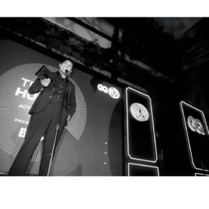 Tenoch Huerta Mejía Instagram - No podía pasar por alto algo que pasó hace unos días.
La revista @gqmexico me entregó este reconocimiento por mi trabajo actoral,  han sido años de trabajo. Gracias! 

Gracias especialmente a  @amagalichang de Boss ✨✨✨y al editor @urbanohidalgo_gq ya que  desde el espacio que ocupas hermano has hecho mucho por la inclusión, gracias por abrir espacios y romper prejuicios, se que agún día más y más personas seguirán tu ejemplo, y se sumarán desde otras posiciones de Poder y toma de decisión para crear un mundo más acorde con la realidad de México y el mundo.
Abrazo grande y mucho cariño. #hombresdelaño
