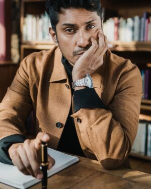 Tenoch Huerta Mejía Instagram - @tenochhuerta se ha ido ganando el lugar que merece sin necesidad de pedir permiso, con un discurso contundente y un talento actoral evidente. 
 
Nuestra portada de la edición de marzo representa a una nueva generación de actores. Tiene en sus manos al universo de Marvel y ha cuestionado, como pocos, la “mexicanidad”. A sus 42 años el actor nos reveló su credo en exclusiva y de la mano de la maison alemana de lujo: lo que para él significa ser actor y tener una voz en el cine internacional.
 
Tenoch Huerta lleva reloj y productos de piel de @montblanc #MontblancLibrarySpirit