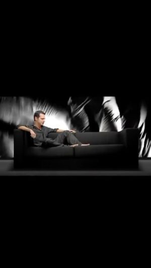 Teoman Instagram - ⠀
yazdan kalma bir günden
ya da “çölde çay” filminden
bir sahne var aklımda
oyuncular sanki biziz
mutsuzuz, ikimiziz

kimi aşklar hiç bitmezmiş
bizimkisi bitenlerden
sevmeye yeteneksiziz…

#İkiYabancı #Onyedi #ŞebnemFerah 

@sebnemferah
