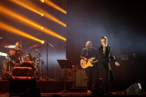 Teoman Instagram - “Geçmişinden hikâyeler anlatıyor, Fitzgerald’dan Bob Dylan ve Jacques Brel’e referanslar veriyor. Teoman varoluşunun anlamını sorguluyor, şahsi hesaplaşmalara girişiyor; yüzleşmeden ziyade bir iç dökme... Monolog halinde tezahür eden bu konuşmalar “Koyu”dan daha koyu... Bir olgunluk dönemi albümü olarak tarif etmek kolay değil bu yedi şarkıdan oluşan 45 dakikalık çalışmayı. Sanatçının açıkladığı gibi olur mu bilinmez. Tahminen ya son albüm ya yeni açılan bir sayfanın ilk satırı. Cesaretin tek çeşidi yoktur, bu da bir cesaret biçimi. Kim ne derse desin, müzik tarihimizde hiç kimse böyle bir albüm yapmadı.”

Murat Beşer’in 23.09.2023 tarihli Cumhuriyet yazısından…

📷 Nergis Karan @advita.nergis

Sıradaki “Teoman’ın Koyu Antoloji’si” Konserleri:

🗓️ 25.01.2024 | İzmir - Ahmed Adnan Saygun Sanat Merkezi (Tükendi)
🗓️ 26.01.2024 | Ankara - Yenimahalle Nazım Hikmet Kültür Merkezi
🗓️ 27.01.2024 | Konya - Selçuklu Kongre Merkezi

#TeomanınKoyuAntolojisi #KoyuAntoloji #BenZarganaDeusExMachina #MuratBeşer #Basın

@cumhuriyetgzt, @bayhanproduksiyon