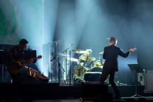 Teoman Instagram - “Geçmişinden hikâyeler anlatıyor, Fitzgerald’dan Bob Dylan ve Jacques Brel’e referanslar veriyor. Teoman varoluşunun anlamını sorguluyor, şahsi hesaplaşmalara girişiyor; yüzleşmeden ziyade bir iç dökme... Monolog halinde tezahür eden bu konuşmalar “Koyu”dan daha koyu... Bir olgunluk dönemi albümü olarak tarif etmek kolay değil bu yedi şarkıdan oluşan 45 dakikalık çalışmayı. Sanatçının açıkladığı gibi olur mu bilinmez. Tahminen ya son albüm ya yeni açılan bir sayfanın ilk satırı. Cesaretin tek çeşidi yoktur, bu da bir cesaret biçimi. Kim ne derse desin, müzik tarihimizde hiç kimse böyle bir albüm yapmadı.”

Murat Beşer’in 23.09.2023 tarihli Cumhuriyet yazısından…

📷 Nergis Karan @advita.nergis

Sıradaki “Teoman’ın Koyu Antoloji’si” Konserleri:

🗓️ 25.01.2024 | İzmir - Ahmed Adnan Saygun Sanat Merkezi (Tükendi)
🗓️ 26.01.2024 | Ankara - Yenimahalle Nazım Hikmet Kültür Merkezi
🗓️ 27.01.2024 | Konya - Selçuklu Kongre Merkezi

#TeomanınKoyuAntolojisi #KoyuAntoloji #BenZarganaDeusExMachina #MuratBeşer #Basın

@cumhuriyetgzt, @bayhanproduksiyon
