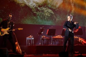 Teoman Instagram - “Geçmişinden hikâyeler anlatıyor, Fitzgerald’dan Bob Dylan ve Jacques Brel’e referanslar veriyor. Teoman varoluşunun anlamını sorguluyor, şahsi hesaplaşmalara girişiyor; yüzleşmeden ziyade bir iç dökme... Monolog halinde tezahür eden bu konuşmalar “Koyu”dan daha koyu... Bir olgunluk dönemi albümü olarak tarif etmek kolay değil bu yedi şarkıdan oluşan 45 dakikalık çalışmayı. Sanatçının açıkladığı gibi olur mu bilinmez. Tahminen ya son albüm ya yeni açılan bir sayfanın ilk satırı. Cesaretin tek çeşidi yoktur, bu da bir cesaret biçimi. Kim ne derse desin, müzik tarihimizde hiç kimse böyle bir albüm yapmadı.”

Murat Beşer’in 23.09.2023 tarihli Cumhuriyet yazısından…

📷 Nergis Karan @advita.nergis

Sıradaki “Teoman’ın Koyu Antoloji’si” Konserleri:

🗓️ 25.01.2024 | İzmir - Ahmed Adnan Saygun Sanat Merkezi (Tükendi)
🗓️ 26.01.2024 | Ankara - Yenimahalle Nazım Hikmet Kültür Merkezi
🗓️ 27.01.2024 | Konya - Selçuklu Kongre Merkezi

#TeomanınKoyuAntolojisi #KoyuAntoloji #BenZarganaDeusExMachina #MuratBeşer #Basın

@cumhuriyetgzt, @bayhanproduksiyon