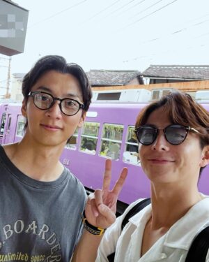 Teppei Koike Instagram - ある日の科捜研の帰り道。
石井くんと。
年も近くて何だかんだよく飲んで話す仲。
シーズン24も、もうすぐ始まります✌️
新メンバーも増えてより賑やかになってるよ🤩

#科捜研の女
#嵐電に乗ってる時間が好き