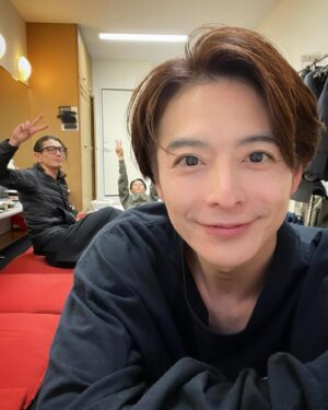 Teppei Koike Instagram - リア王がいよいよ始まります。
日々変更を重ね、少しずつ丁寧に作り上げてきました。
劇場でしか体験できない世界が広がります。
よかったら観に来て下さいね！

楽屋は男子3人で和室なのです。
玲央と自由と一緒で、学生時代を思い出すわちゃわちゃ感😂

#リア王