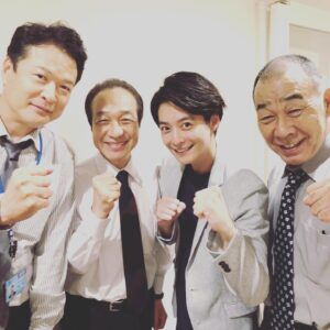 Teppei Koike Instagram - 本日21時〜
緊急取調室に出演させてもらいます✨
楽しくて刺激的な現場でした😆
是非ご覧下さい‼️

#キントリ
#久々のもこちゃん
#同窓会気分
#カッコいい先輩たち
#みなさん優しかったのです