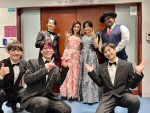 Teppei Koike Instagram - 皆さん、明けましておめでとうございます🎍
2023年が始まり早5日が経ちました。
本日1月5日。苺の日🍓
小池さん37歳になりました。

名古屋でのコンサートから今年は走り出しましたよ✨
そして、サプライズ演出でとんでもない豪華なハッピーバースデーの演奏と歌😂
素敵過ぎて圧倒されてしまいました🥳
本当に幸せな誕生日。
皆さんもメッセージなど沢山ありがとうございます🙇‍♂️
今年も何卒よろしくお願いします🤲

#苺の日
#誕生日
#birthday
#ありがとう
#おいらだけ照明で顔白っっ