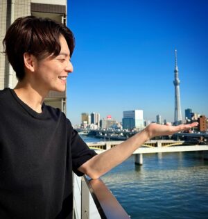 Teppei Koike Instagram - 離婚しない男が今夜の23時30分スタートです。

現場のオフショットで楽しげな写真ですが、作品の中ではめちゃくちゃです。笑

鈴木おさむさんの地上波連ドラ最後の作品。
これは観るしかない😆✨

#離婚しない男
#鈴木おさむさん
#おさむさんに笑ってもらえればそれでいい